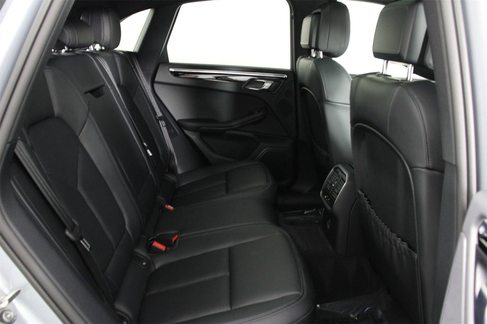 Used 2025 Porsche Macan image 32
