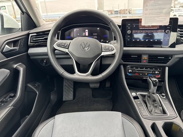 Certified 2025 Volkswagen Jetta SE w/ Sunroof Package image 17