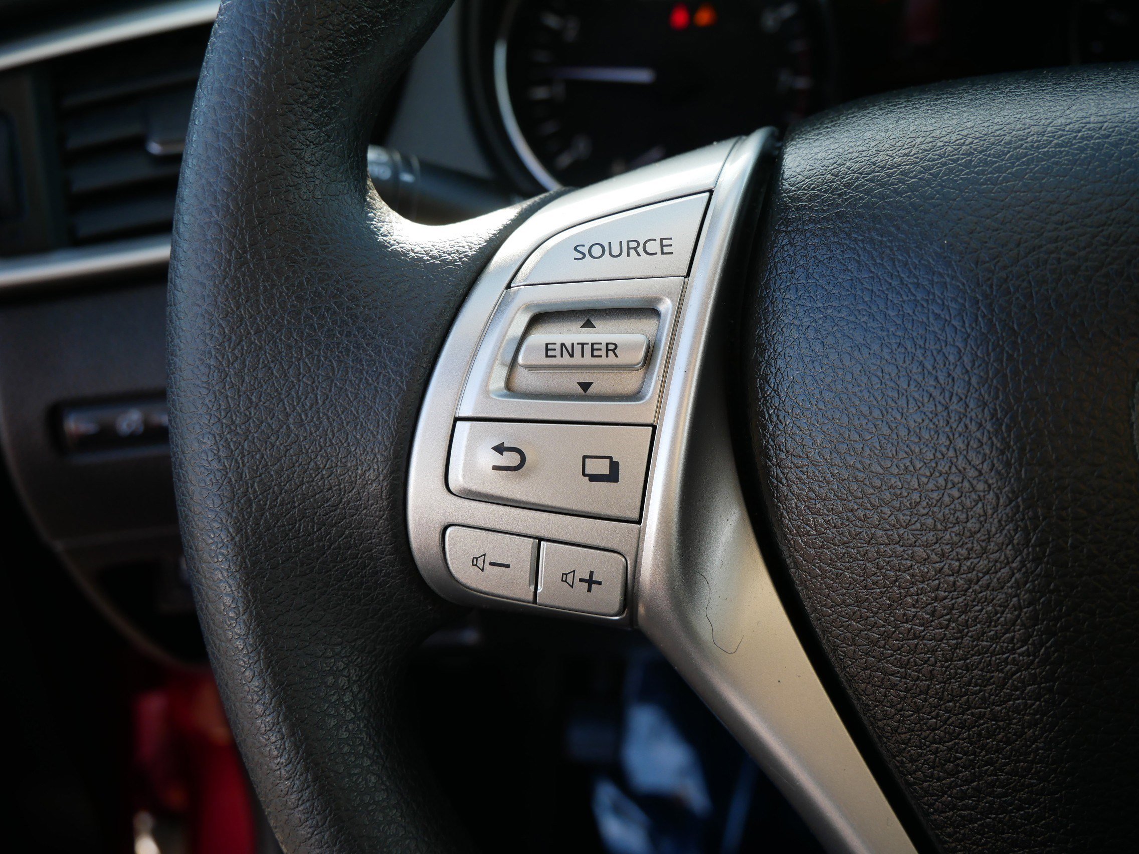 Used 2015 Nissan Rogue SV image 28