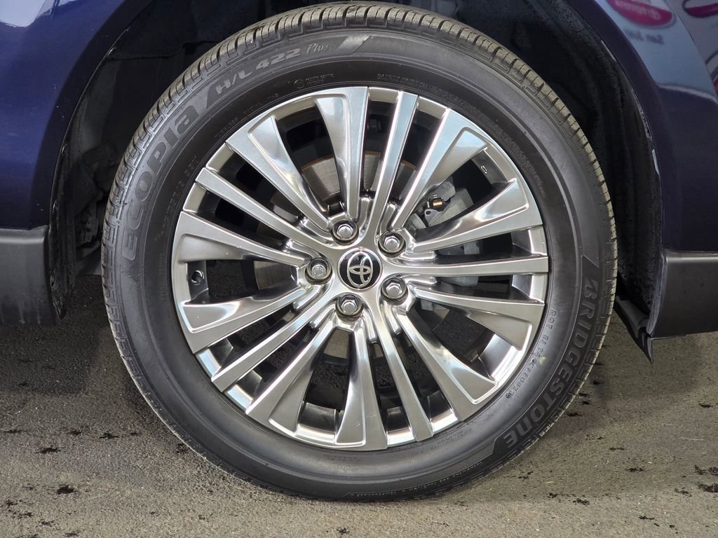 Used 2023 Toyota Venza Limited image 4