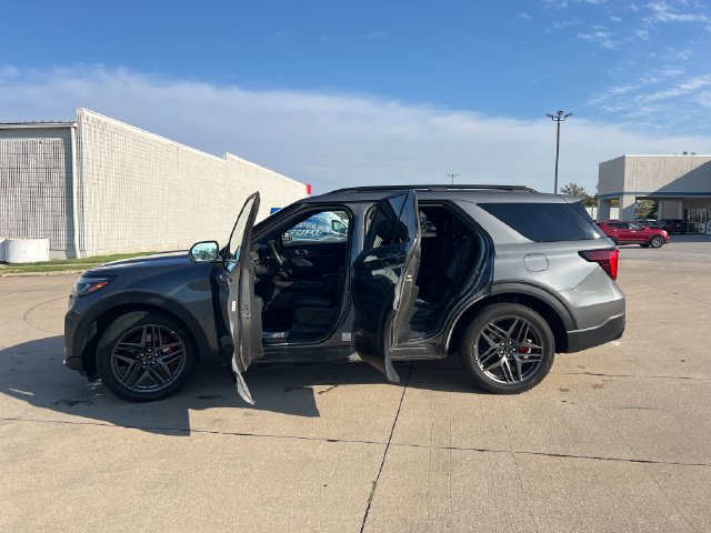 Used 2025 Ford Explorer ST w/ Sun And Sound Package AWD/4WD image 4
