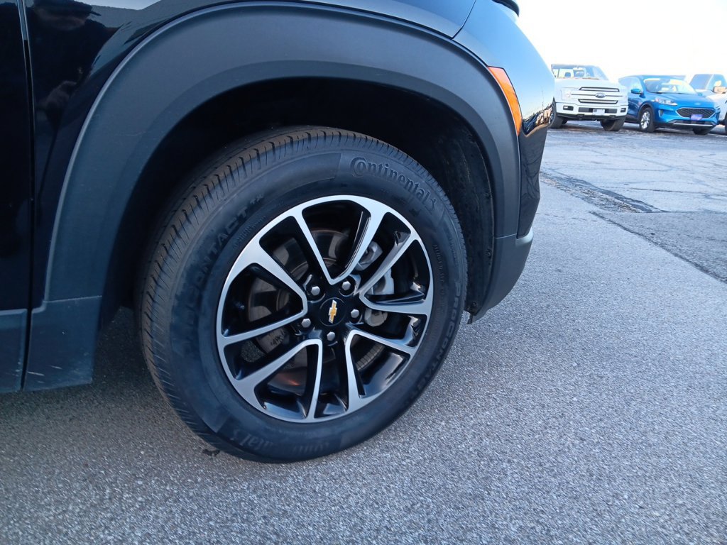 Used 2025 Chevrolet TrailBlazer LT AWD/4WD image 3