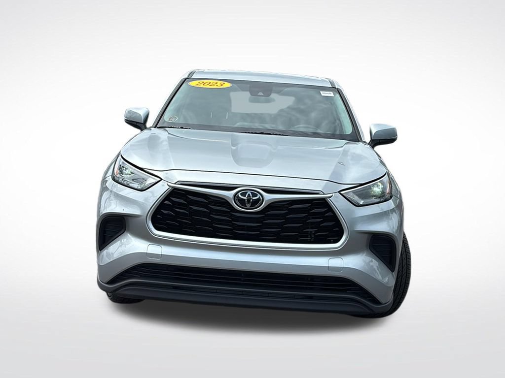 Used 2023 Toyota Highlander L FWD image 2