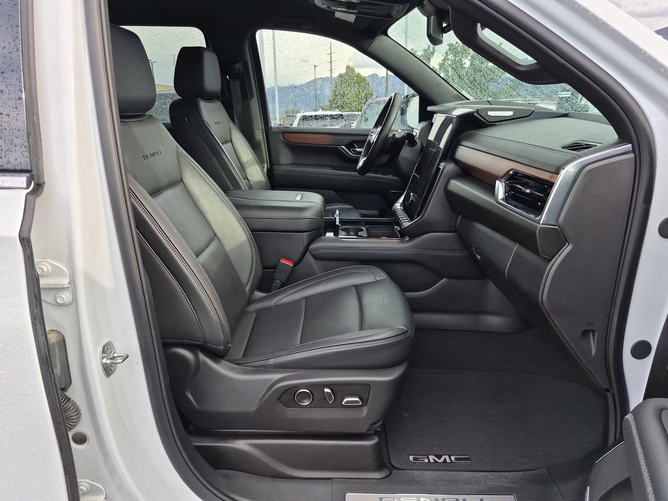 Used 2025 GMC Yukon XL Denali AWD/4WD image 31