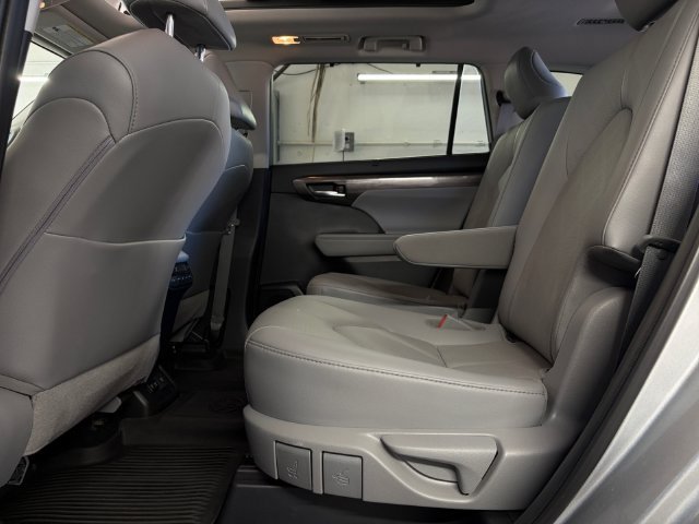 Used 2021 Toyota Highlander Platinum AWD/4WD image 17
