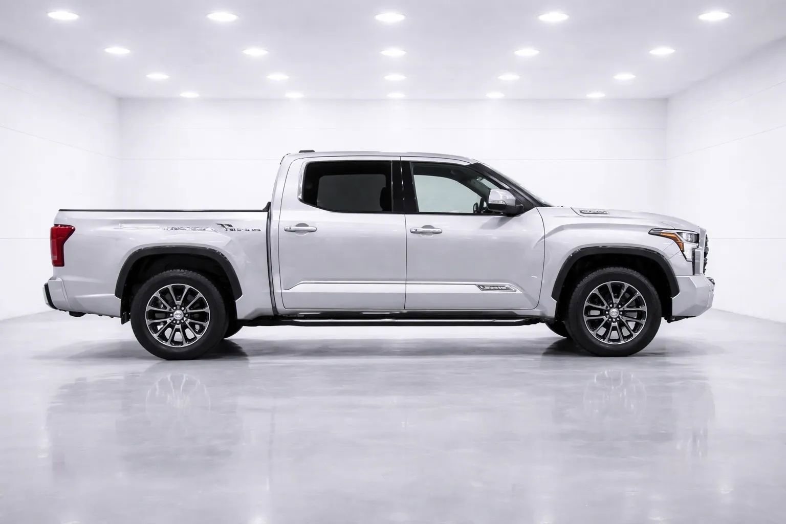 Used 2025 Toyota Tundra Platinum AWD/4WD image 6
