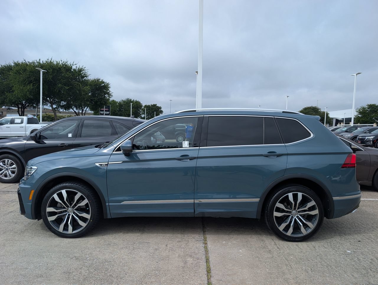 Used 2021 Volkswagen Tiguan SEL Premium R-Line w/ 3rd Row Seat Package AWD/4WD image 3