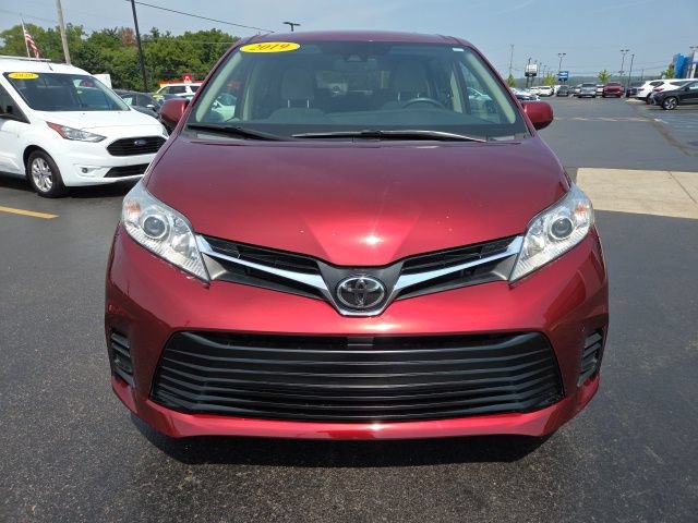Used 2019 Toyota Sienna LE w/ LE Preferred Package FWD image 2
