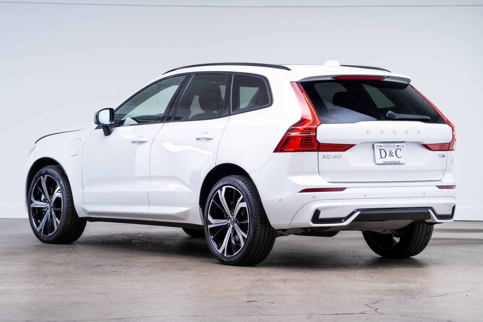 Used 2025 Volvo XC60 T8 Ultra w/ Protection Package Premier AWD/4WD image 4
