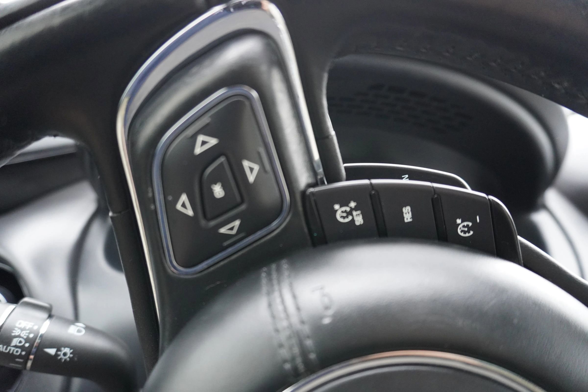 Used 2015 Jaguar XJ image 24