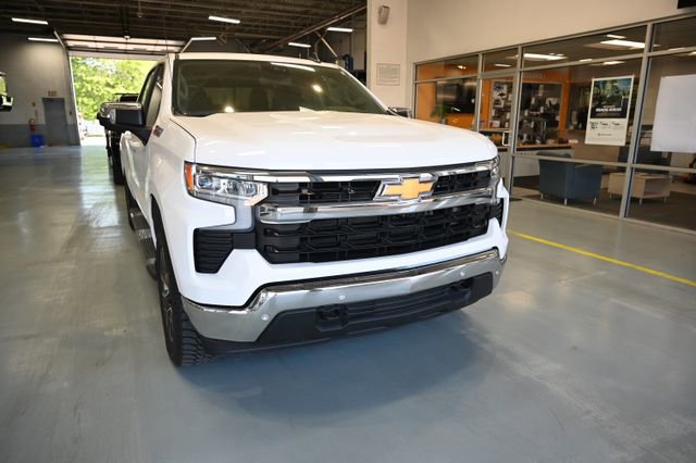 Used 2024 Chevrolet Silverado 1500 LT AWD/4WD image 3
