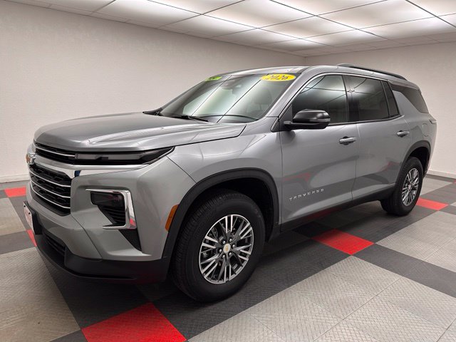 Used 2026 Chevrolet Traverse LT FWD image 2