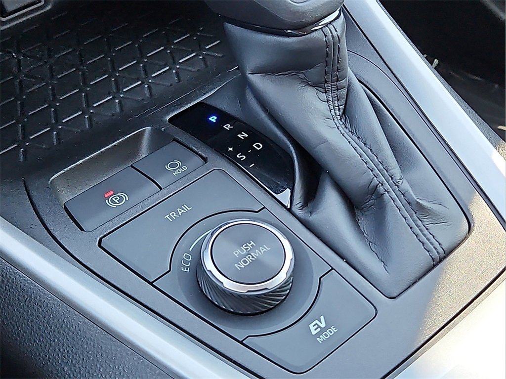 Used 2022 Toyota RAV4 XLE image 24