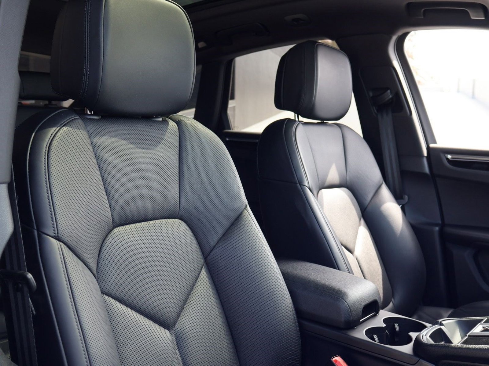 Certified 2025 Porsche Macan image 24