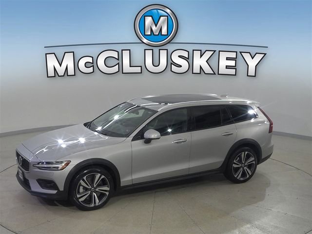 Used 2025 Volvo V60 B5 Cross Country Plus image 1