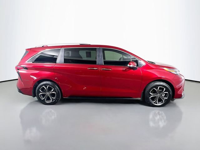 Used 2025 Toyota Sienna Platinum image 8