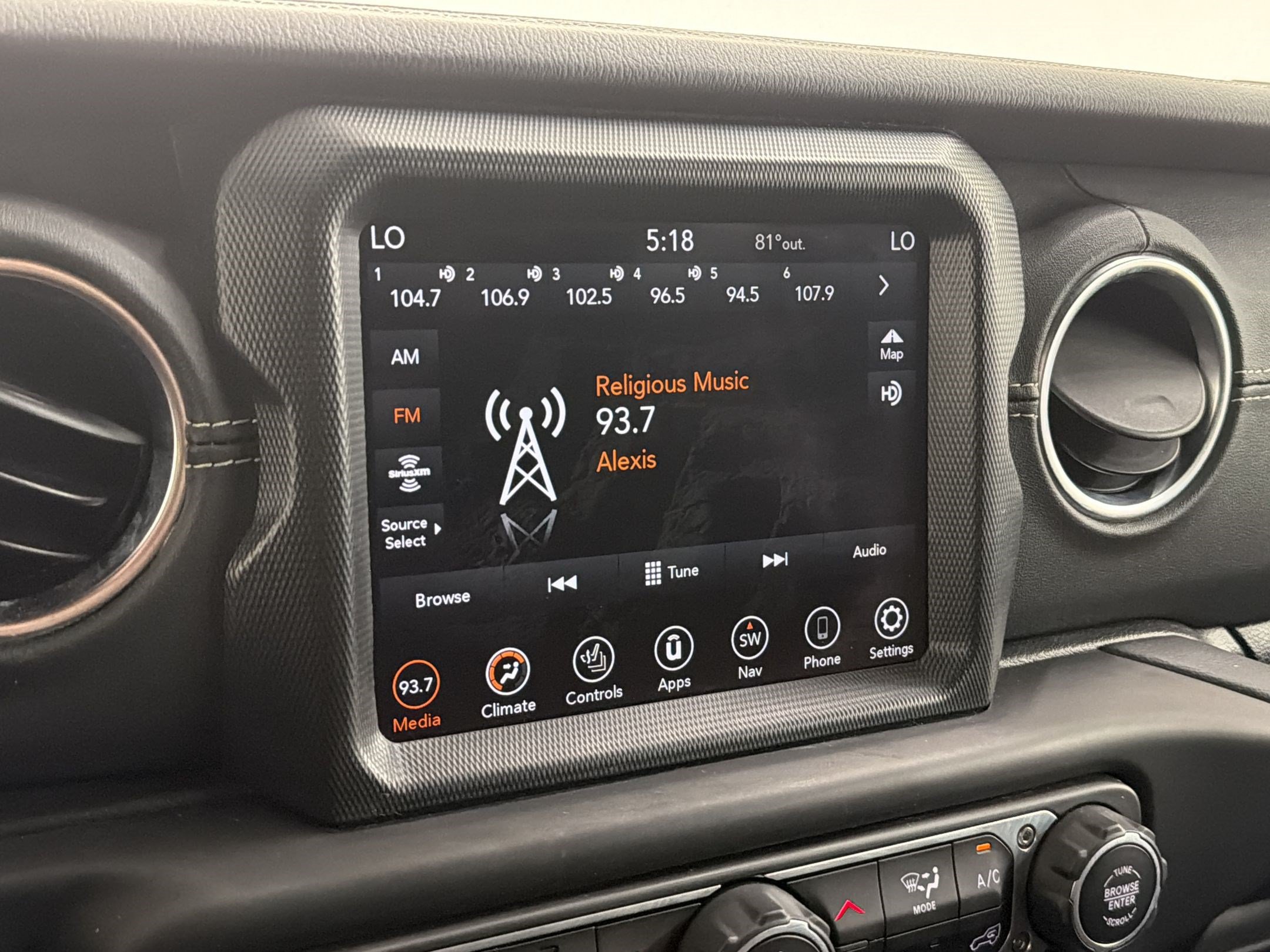 Used 2023 Jeep Wrangler Unlimited Sahara w/ Cold Weather Group AWD/4WD image 18