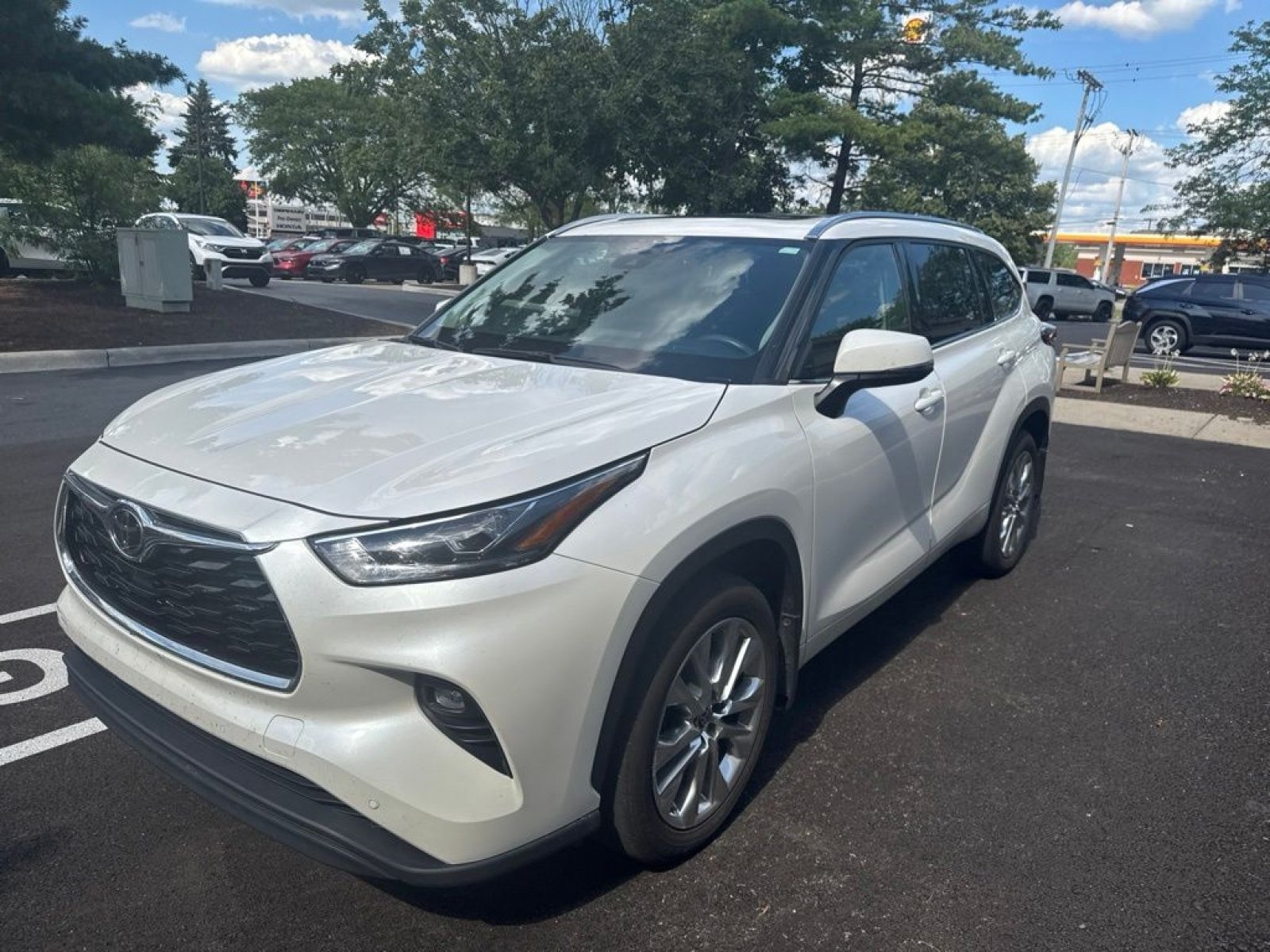 Used 2020 Toyota Highlander Limited AWD/4WD image 3