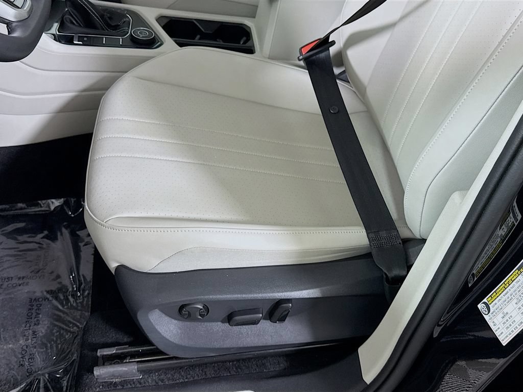 Used 2024 Volkswagen Tiguan SE R-Line AWD/4WD image 23