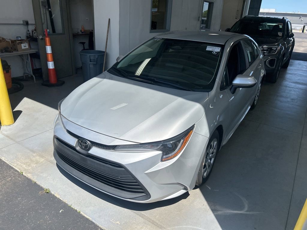 Used 2025 Toyota Corolla LE FWD image 2