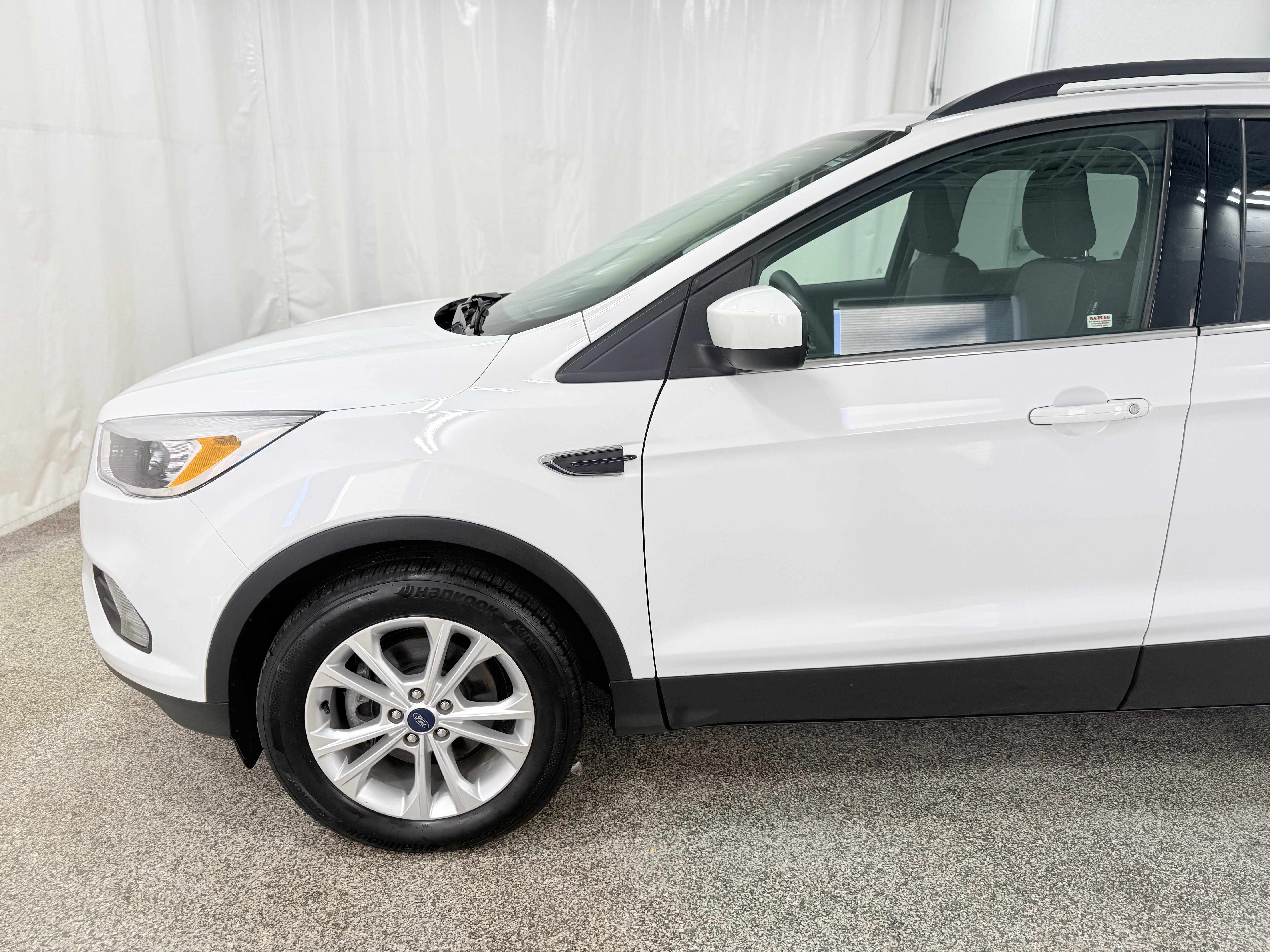 Used 2018 Ford Escape SE w/ SE Sync 3 Package image 4