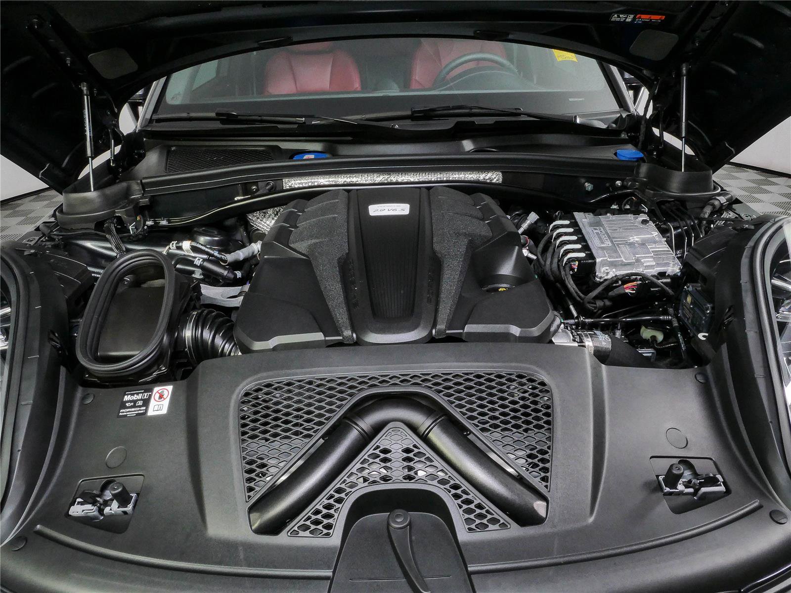 Used 2025 Porsche Macan S AWD/4WD image 36