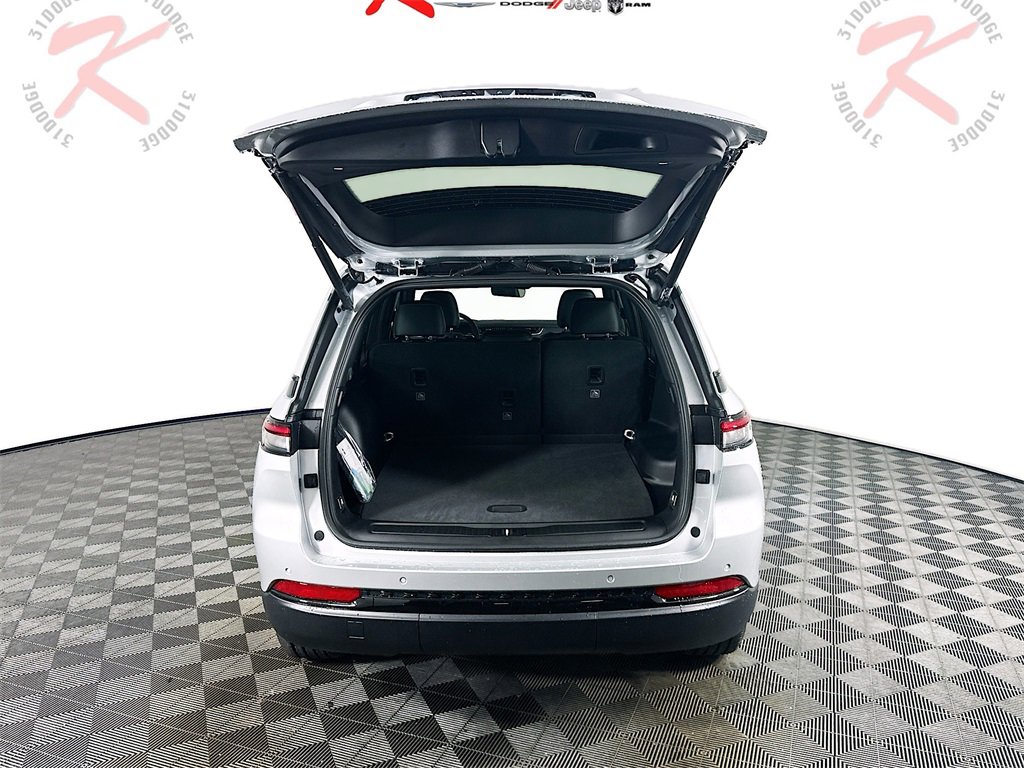 New 2025 Jeep Grand Cherokee Altitude image 16