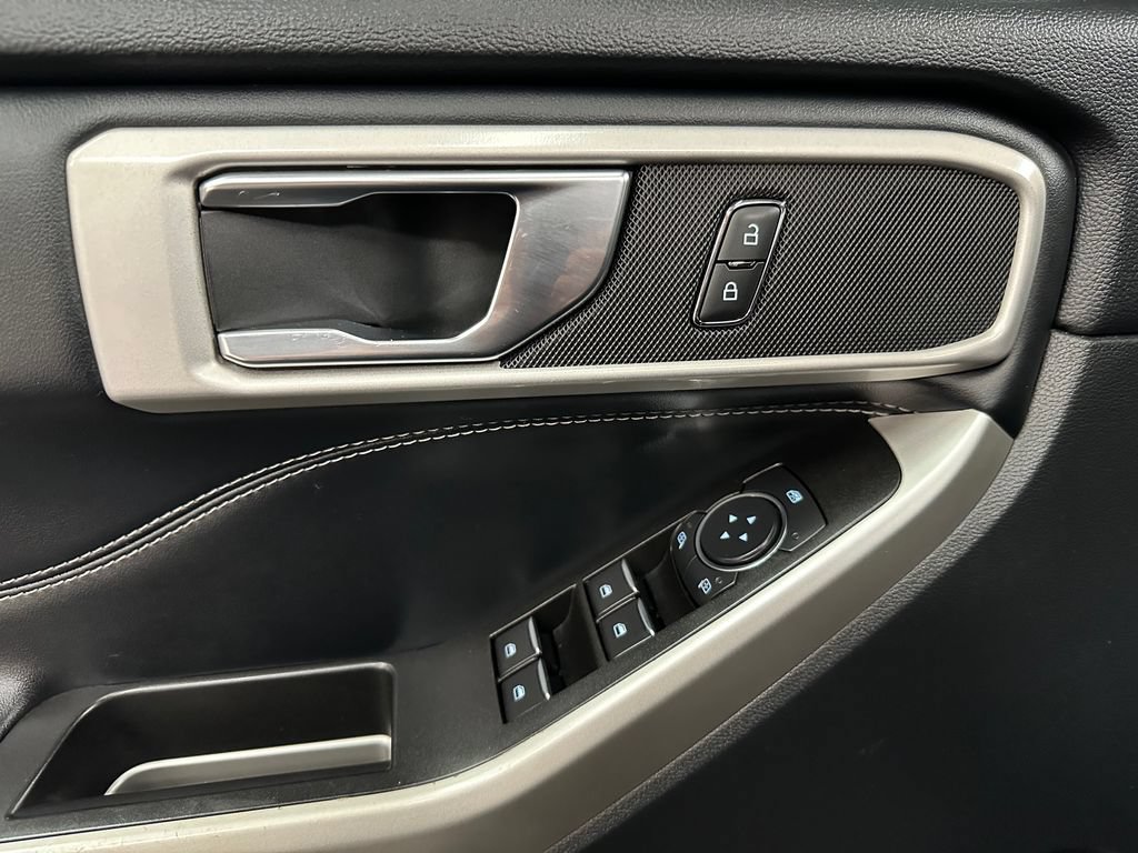 Used 2022 Ford Explorer XLT AWD/4WD image 18