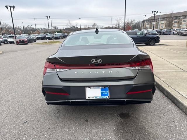 Used 2024 Hyundai Elantra SEL w/ Convenience Package image 3