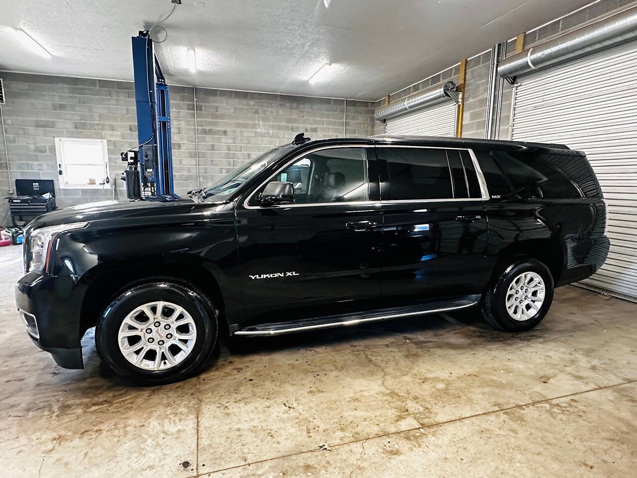 Used 2019 GMC Yukon XL SLT image 3