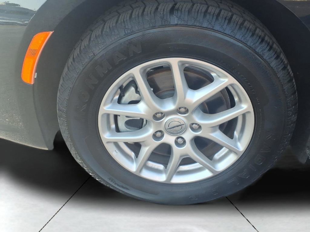 Used 2024 Chrysler Pacifica Touring-L FWD image 23
