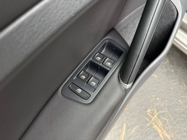 Used 2016 Volkswagen e-Golf SEL Premium FWD image 22
