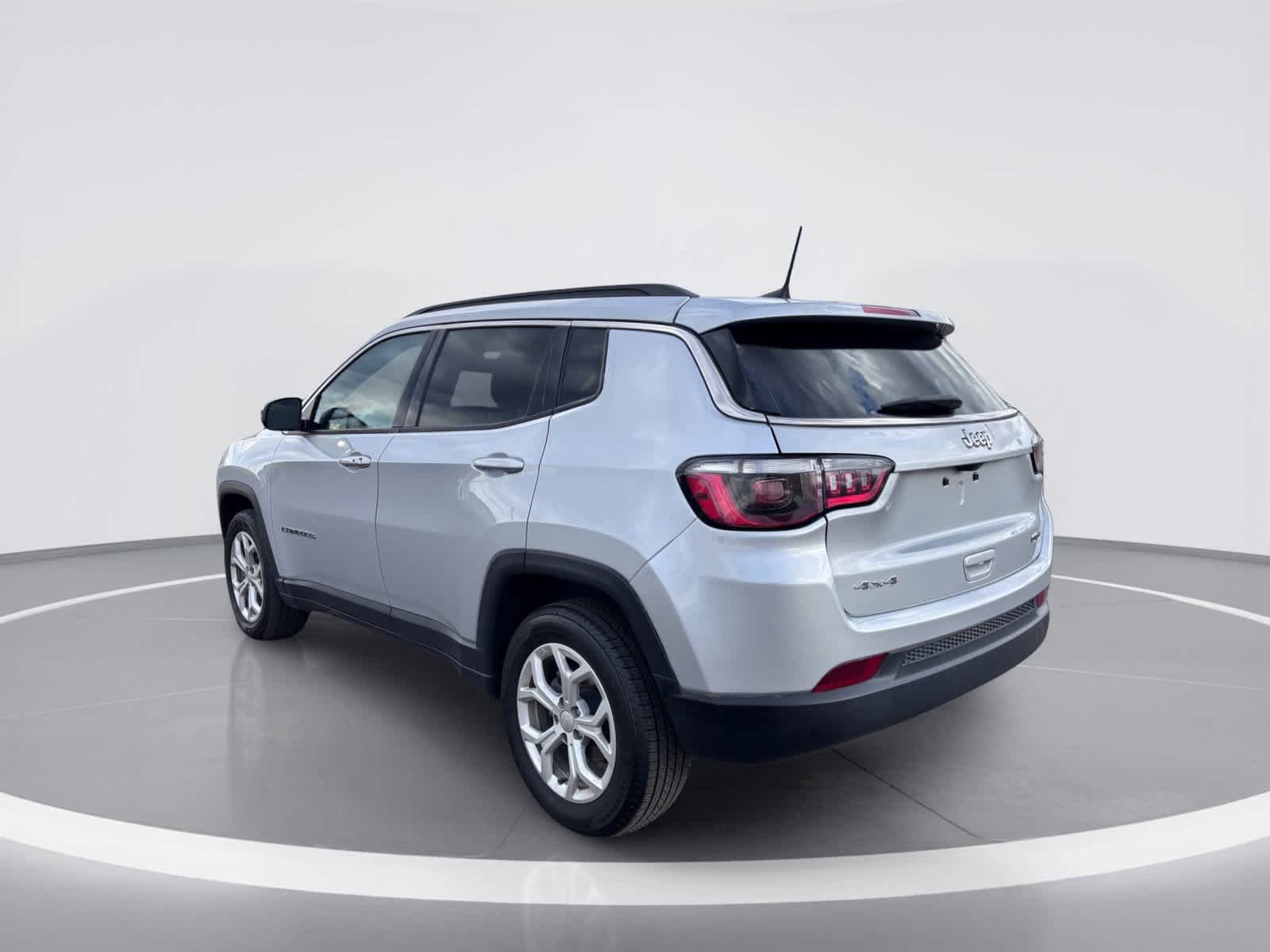 Used 2024 Jeep Compass Latitude AWD/4WD image 4