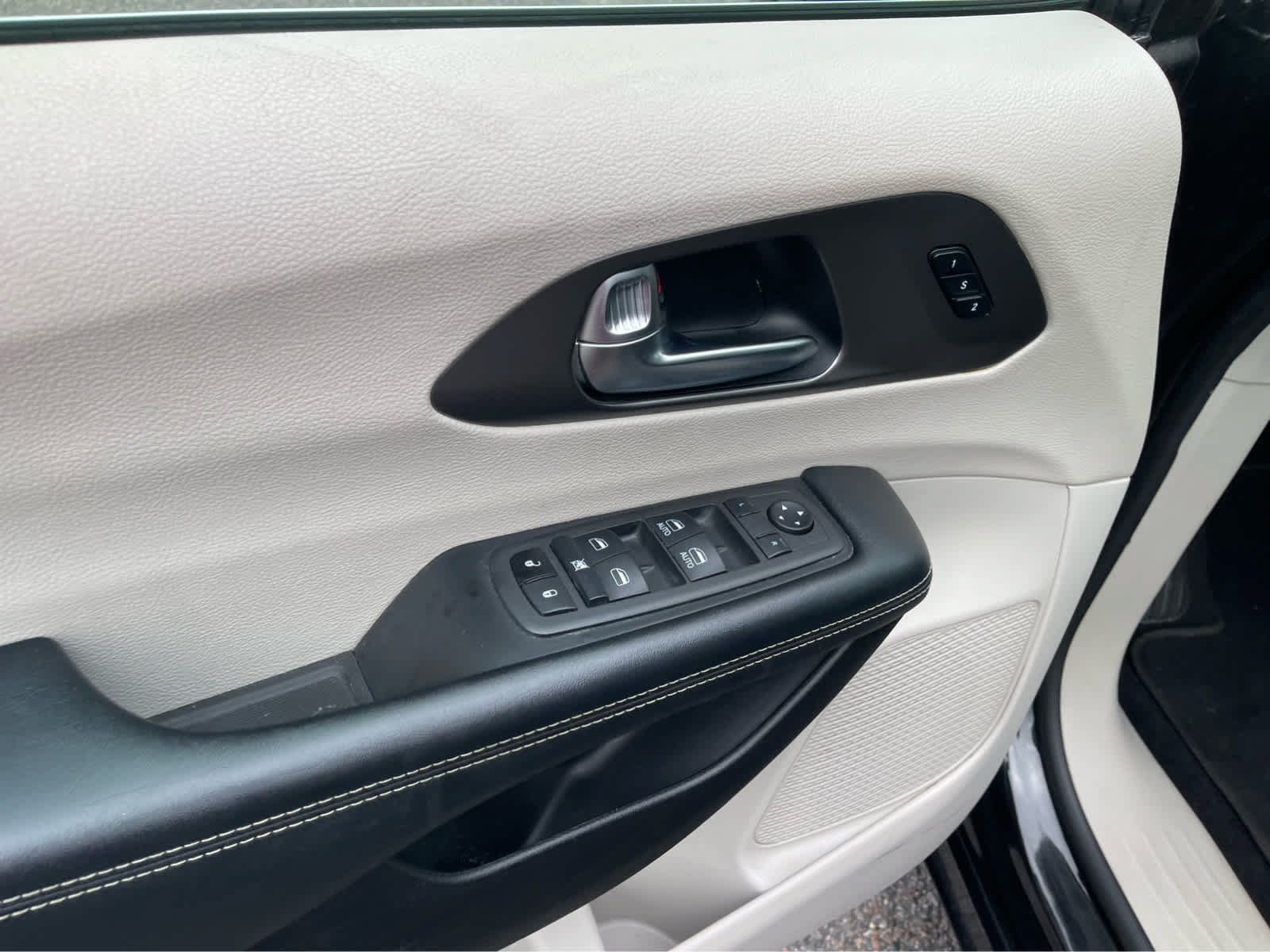 Used 2022 Chrysler Pacifica Touring-L FWD image 11