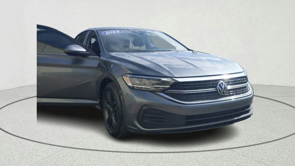 Used 2023 Volkswagen Jetta SE image 8