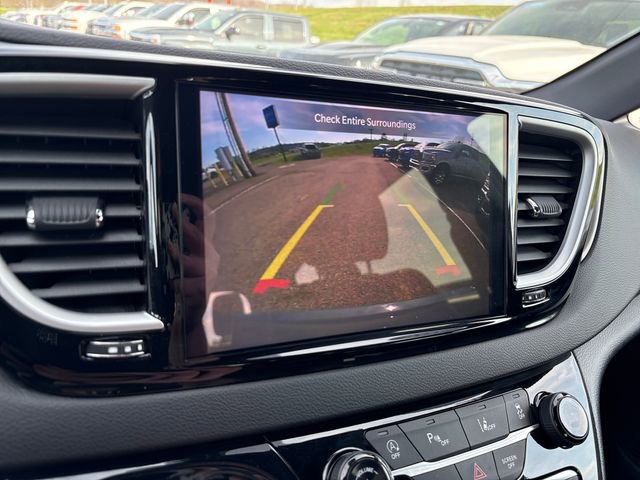 Used 2025 Chrysler Pacifica Select image 24