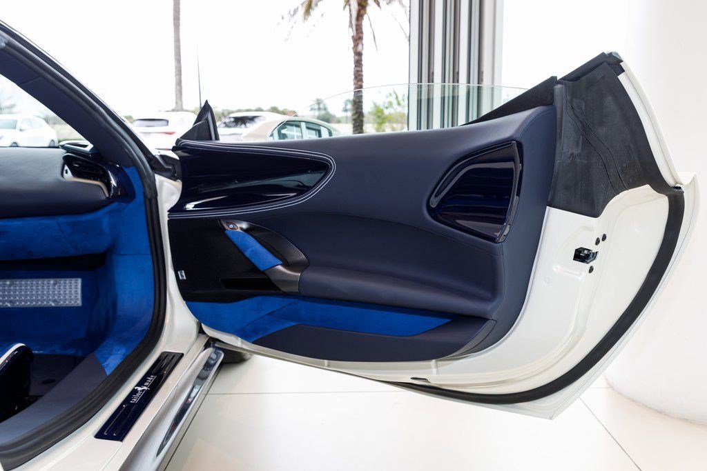 Used 2022 Ferrari SF90 Spider image 37