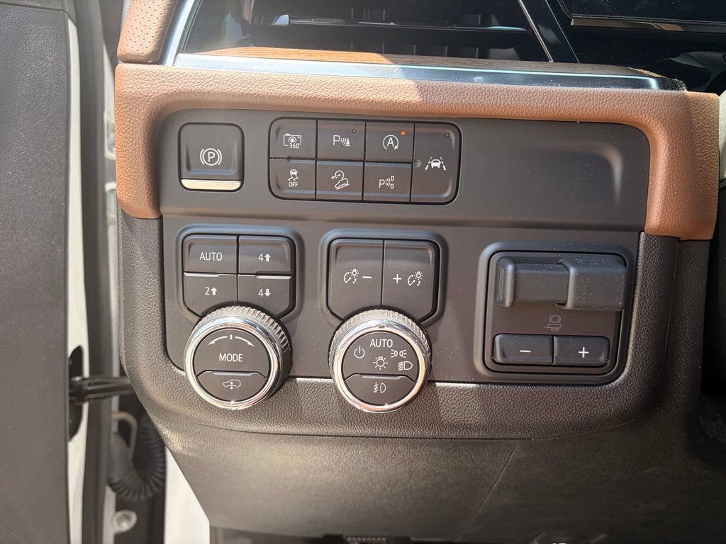 Used 2025 Chevrolet Suburban High Country AWD/4WD image 33
