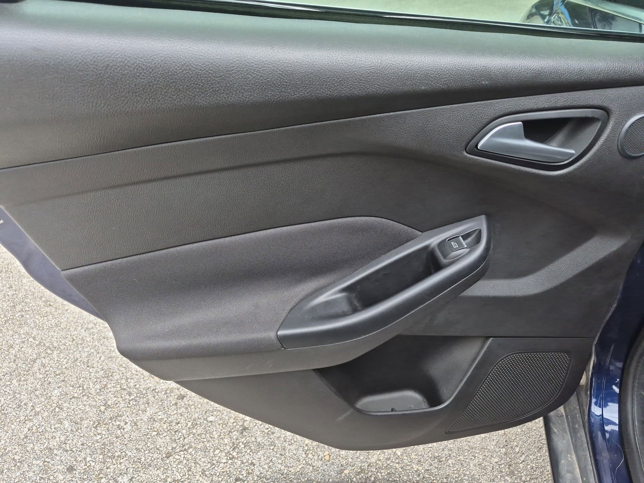 Used 2016 Ford Focus Titanium w/ Titanium Technology Package FWD image 11