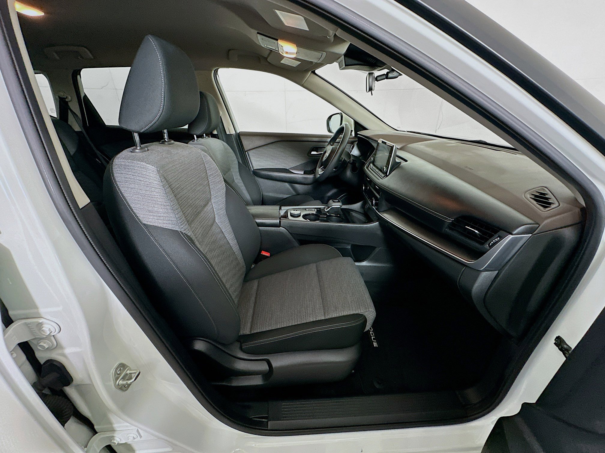 Used 2023 Nissan Rogue SV image 31