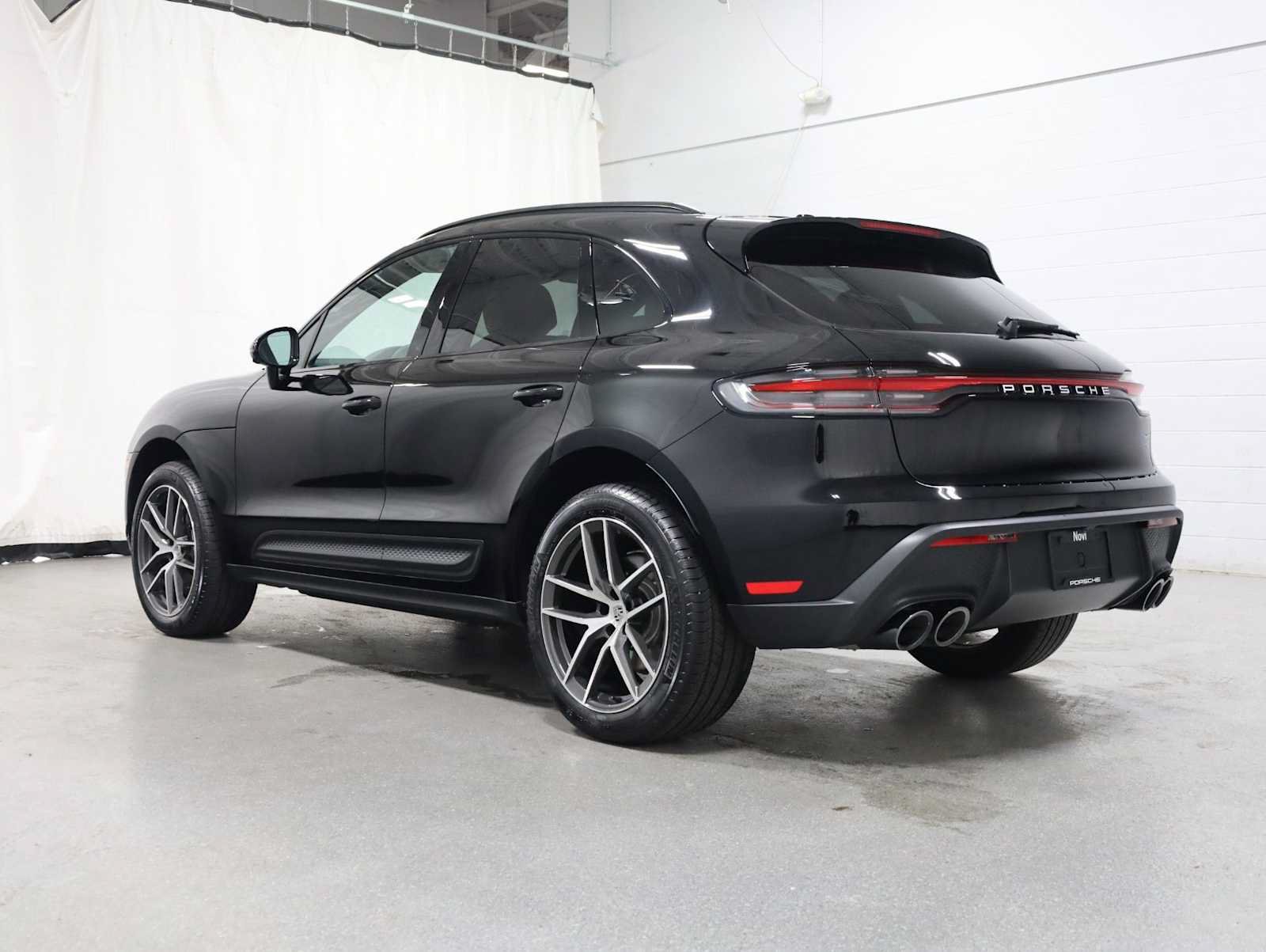 Certified 2026 Porsche Macan AWD/4WD image 3