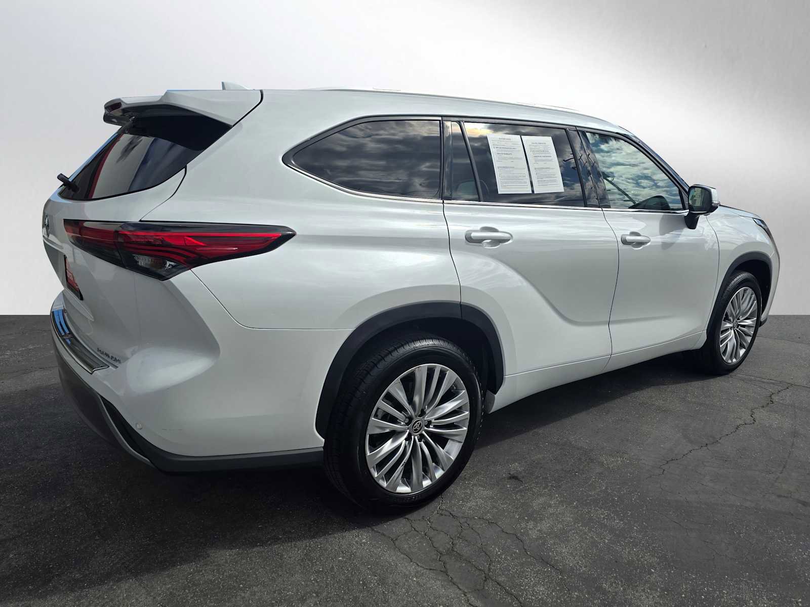 Used 2023 Toyota Highlander Platinum image 7