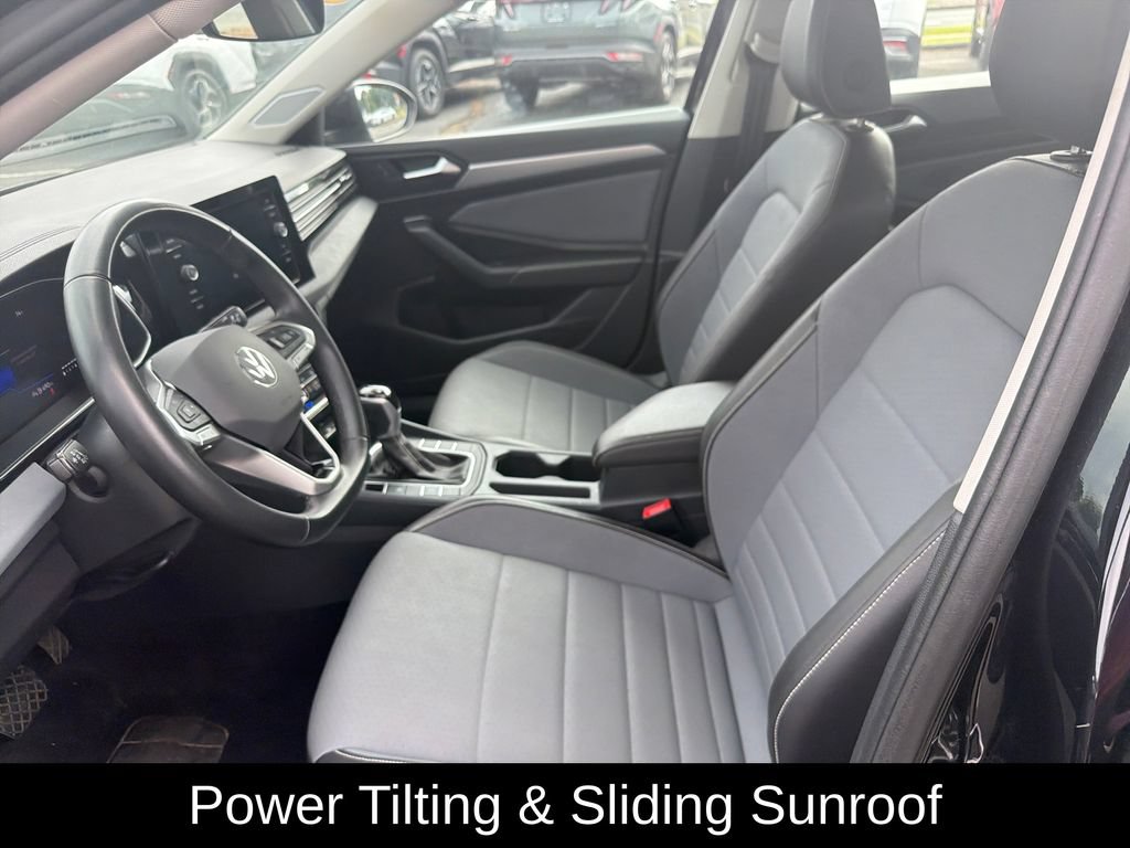 Used 2025 Volkswagen Jetta SE FWD image 13