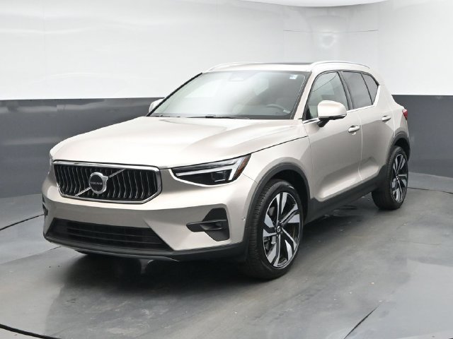 Used 2024 Volvo XC40 B5 Ultimate AWD/4WD image 3