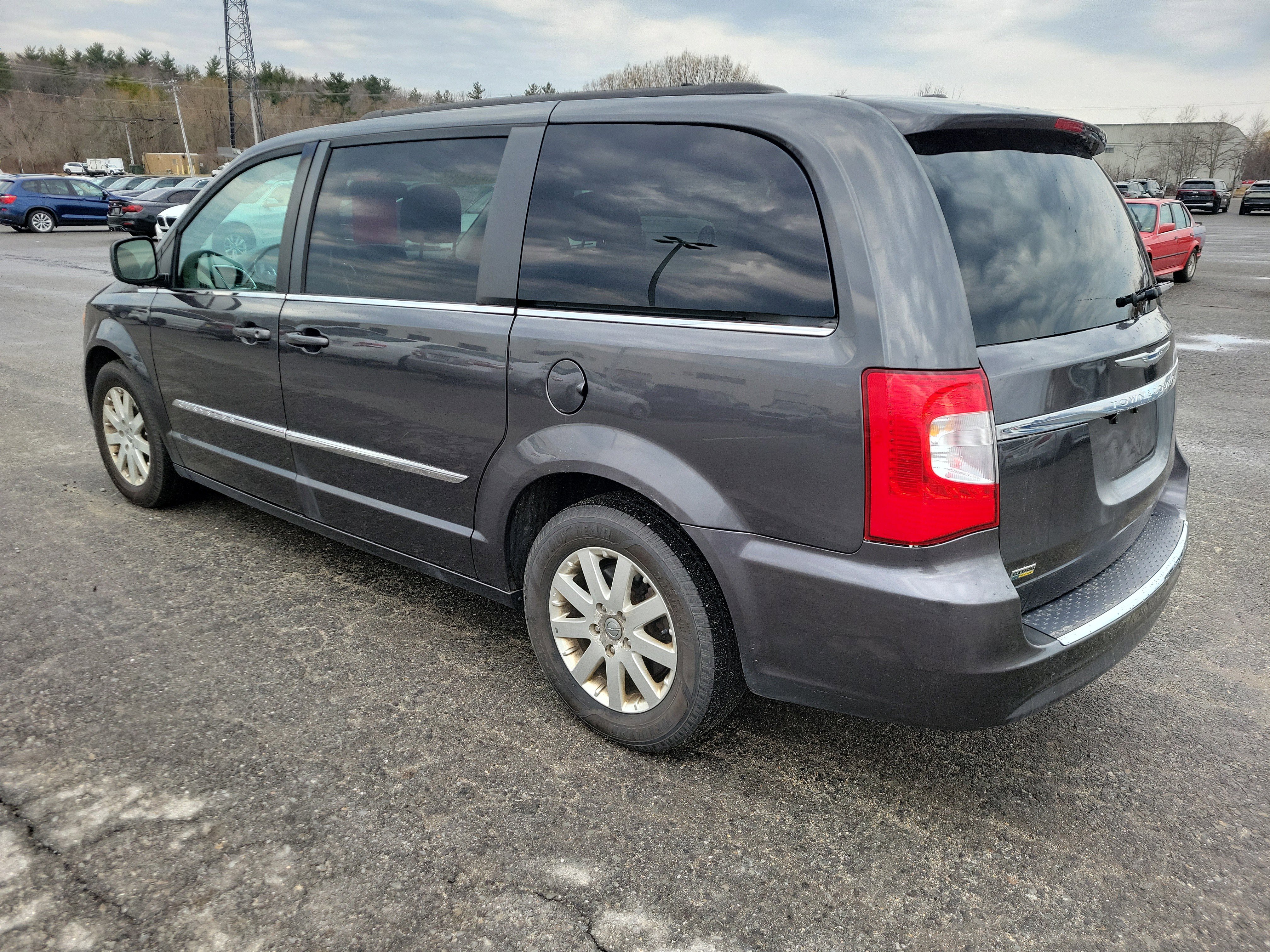 Used 2016 Chrysler Town & Country Touring image 7