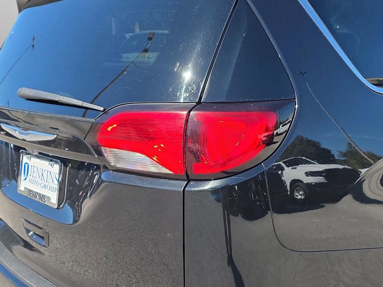 Used 2017 Chrysler Pacifica Touring-L image 32