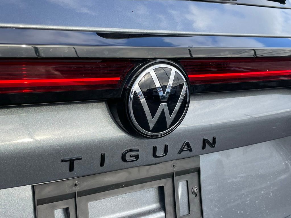 Certified 2025 Volkswagen Tiguan SE R-Line image 28
