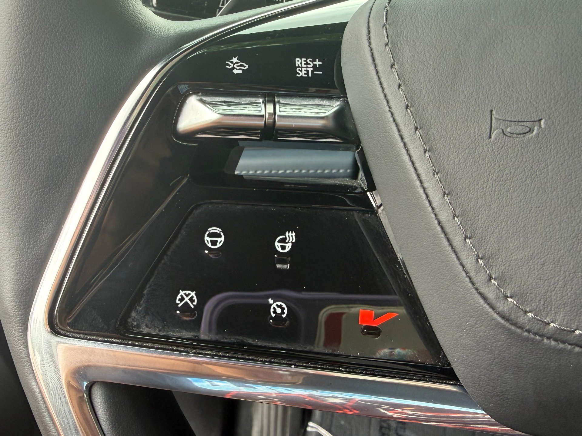 Used 2025 Cadillac Escalade IQ Luxury 2 w/ LPO, Premium Carpet Package AWD/4WD image 38
