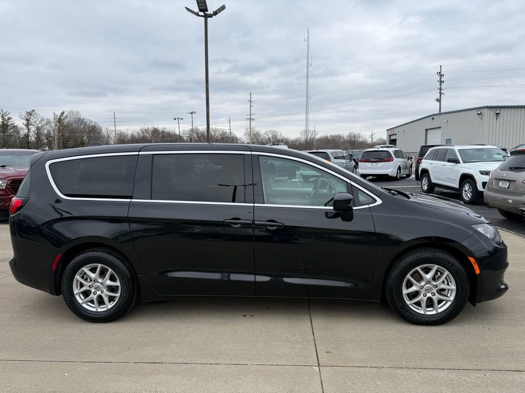 Used 2023 Chrysler Voyager LX FWD image 8