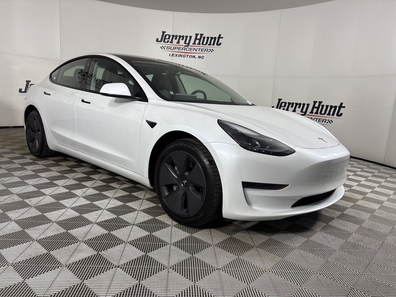 Used 2023 Tesla Model 3 Standard Range image 3